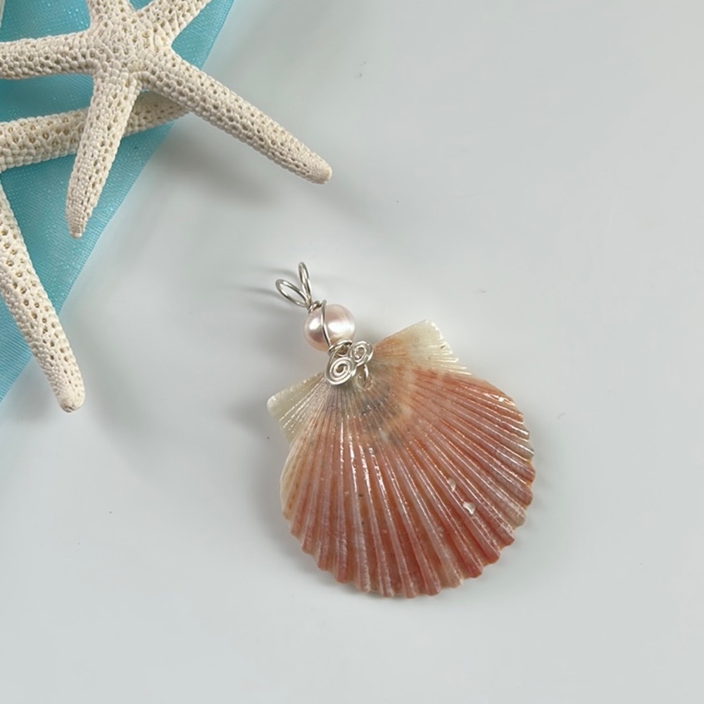 Elegant Shell Pendant Necklace with Pearl Accent